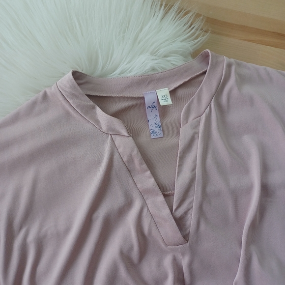 {Alya} V-neck Stretchy Blouse - Picture 3 of 4